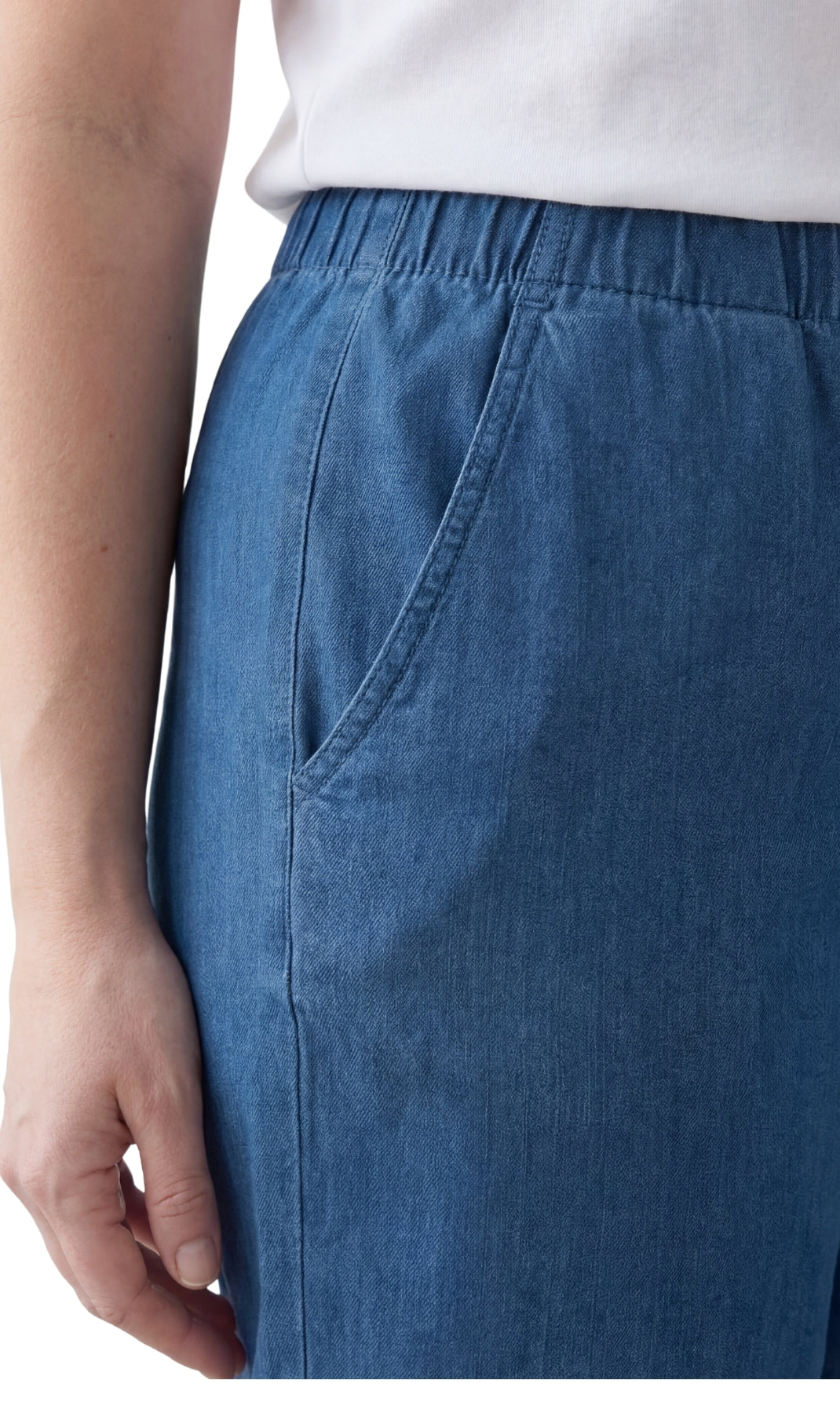 Turtle Bay New York Women's Pull On Denim & Twill Shorts with stretch waist - No zipper or buttons med blue pocket